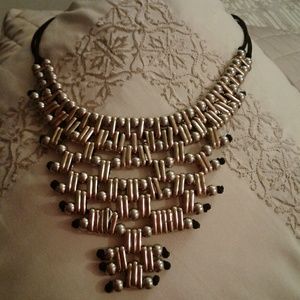 Collar  dorado y cuero negro.